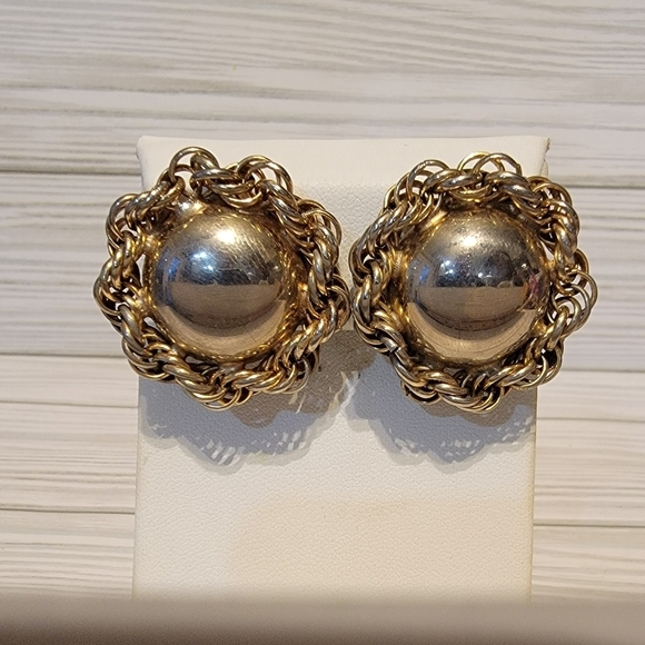 E1 Vintage Faded Gold-tone Clip-on Earrings - Picture 1 of 3